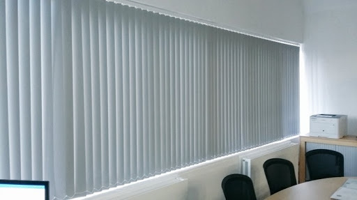 Rèm cửa văn phòng giúp ngăn chặn ánh sáng và giữ ấm cho phòng làm việc của bạn. Ngoài ra, chúng còn góp phần tạo thêm sự sang trọng và thu hút người đi qua. Các cửa hàng cung cấp rèm cửa văn phòng giá rẻ TPHCM sẽ giúp bạn tạo ra không gian làm việc tuyệt vời.